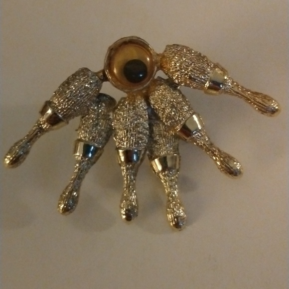 Bowling pin brooch - Picture 1 of 2